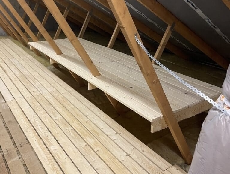 Gangbro / opbevaring på loft<br />
