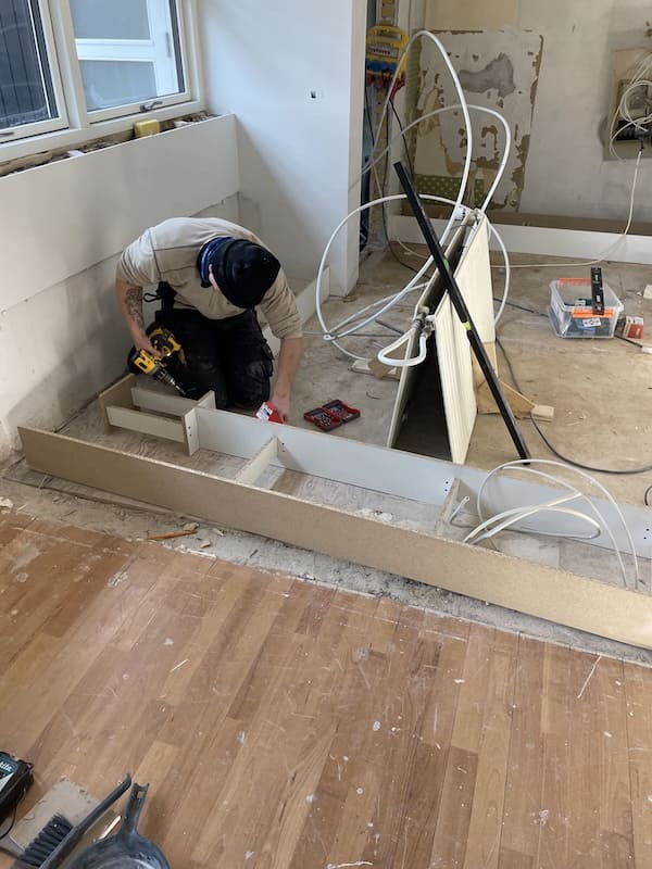 Denne træterrasse i Glamsbjerg er under kærlig forvandling, hvor de gamle rammer udskiftes med nye materialer for at skabe et solidt og indbydende uderum.