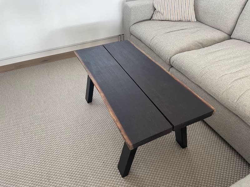 Eksklusivt håndbygget sofabord i massivt træ, hvor de snedkererede detaljer og den unikke overfladebehandling skaber et møbel af højeste kvalitet