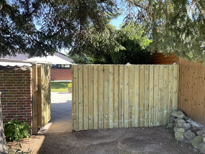 Håndværksmæssigt udført havelåge monteret i privat have på Fyn.