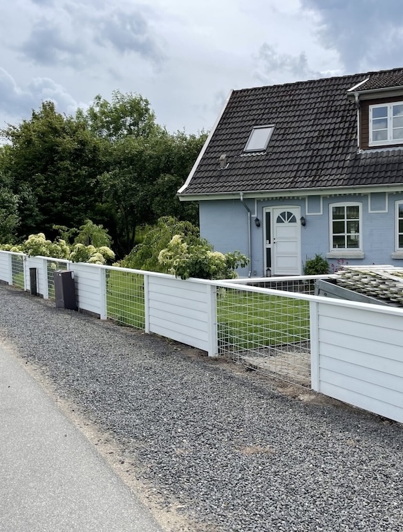 Specialbygget hegn til blåt hus