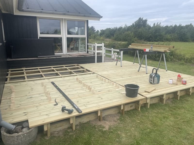 Montering af træbrædder