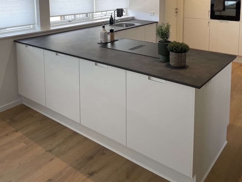 Et moderne og nyrenoveret køkken med fokus på funktionelle løsninger og en flot finish, der giver boligen et opdateret og indbydende udtryk