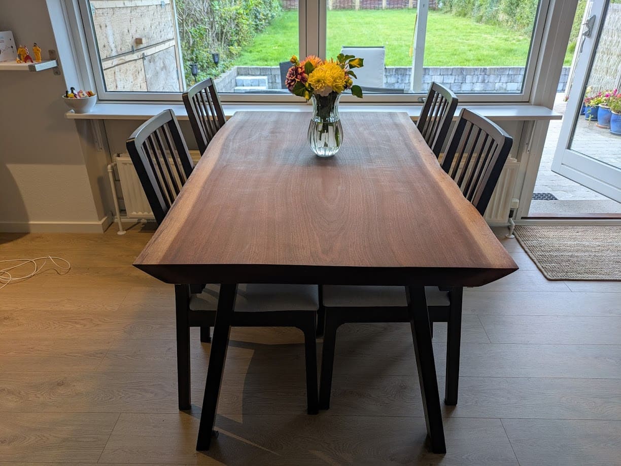 spisebord leveret efter ønske og mål i den helt unikke træsort Sapele Mahogni