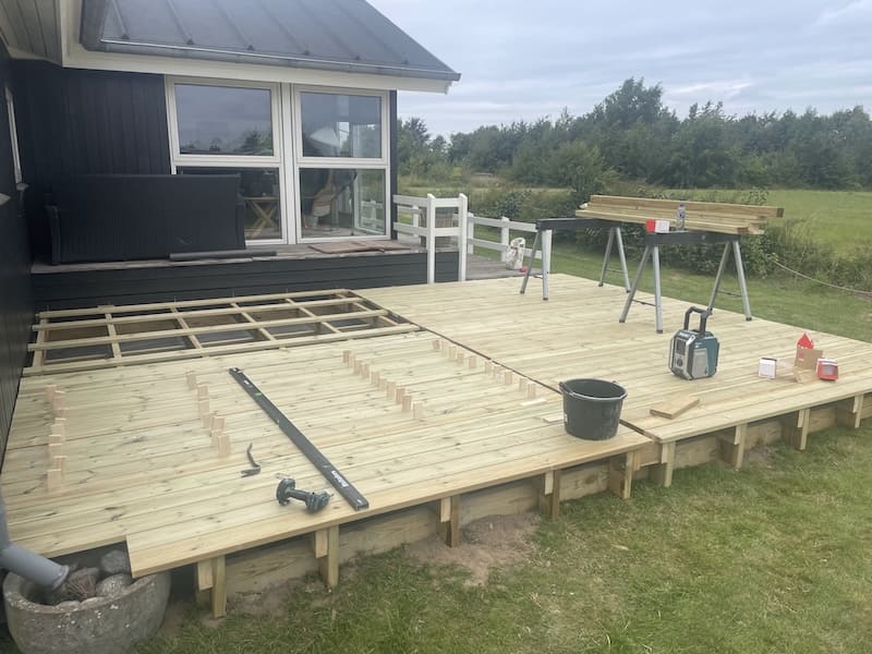 Denne løsning er udført med materialer i absolut topkvalitet, som er nøje udvalgt af Cronberg for at sikre både en eksklusiv finish og en holdbarhed, der kan modstå det danske vejr i mange år.