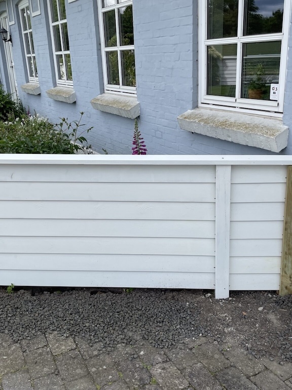 Et stilrent og robust hegn opført af tømrer Cronberg, hvor de præcise samlinger og det solide håndværk danner en smuk og holdbar ramme om haven.