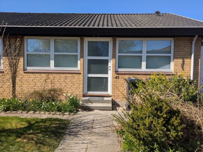 Energirigtige og isolerede ruder, der minimerer varmetab og sikrer en stabil temperatur i boligen ved effektivt at holde kulden ude